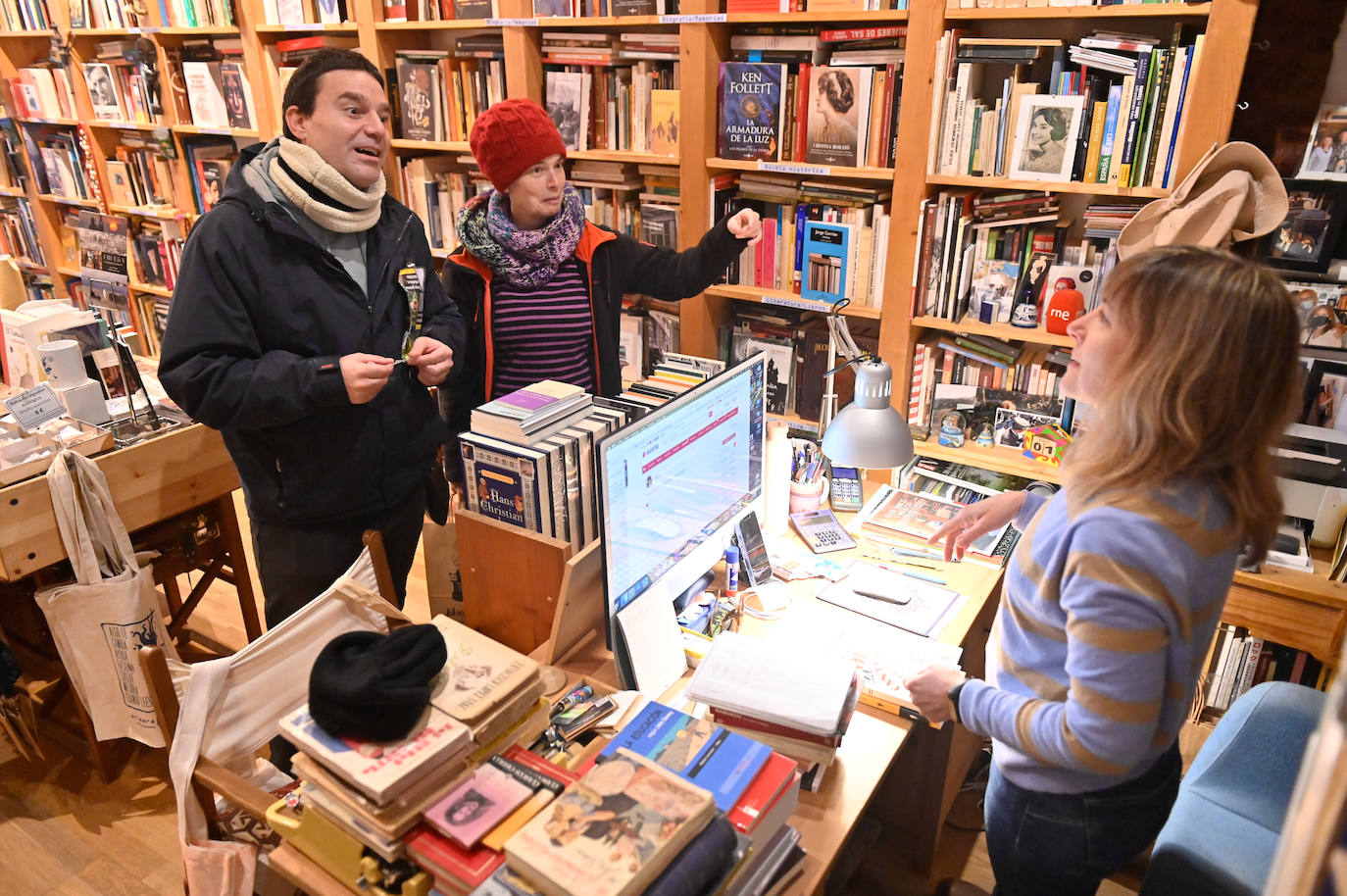 Tamara Crespo atiende a dos lectores en la librería Primera Página.