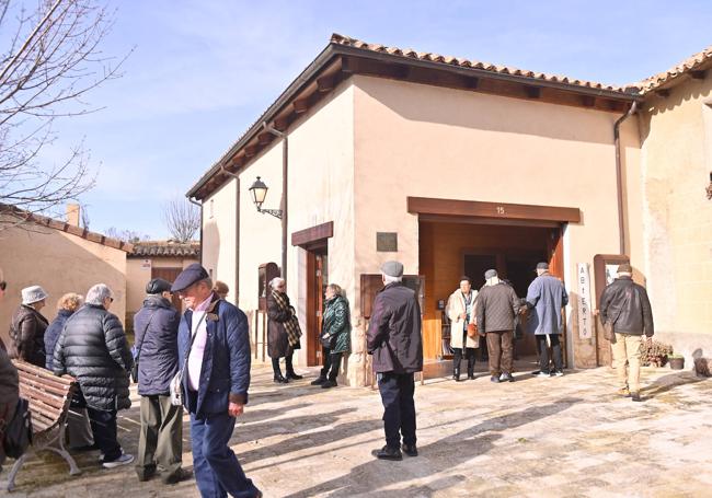 Visitantes a las puertas de la librería Primera Página.