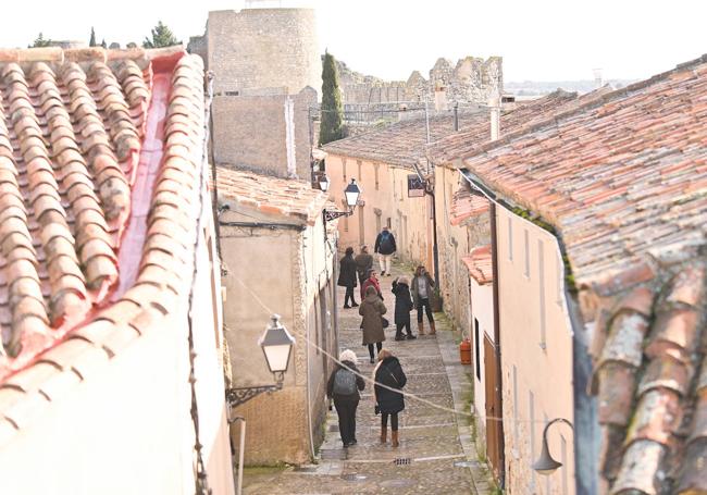 Visitantes recorren las librerías por las calles de la Villa del Libro.