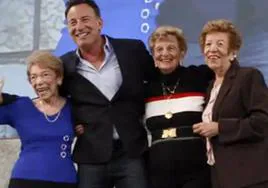 Bruce Springsteen junto a su madre Adele y dos tías, en el escenario.