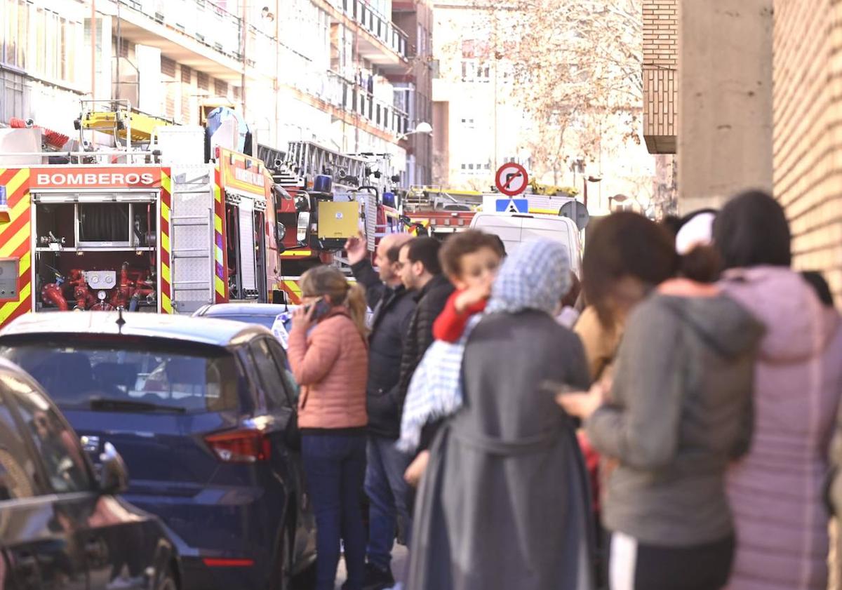 Imagen principal - Varias imágenes del desalojo de los vecinos en la calle Cisne a causa del incendio en la cuarta planta.