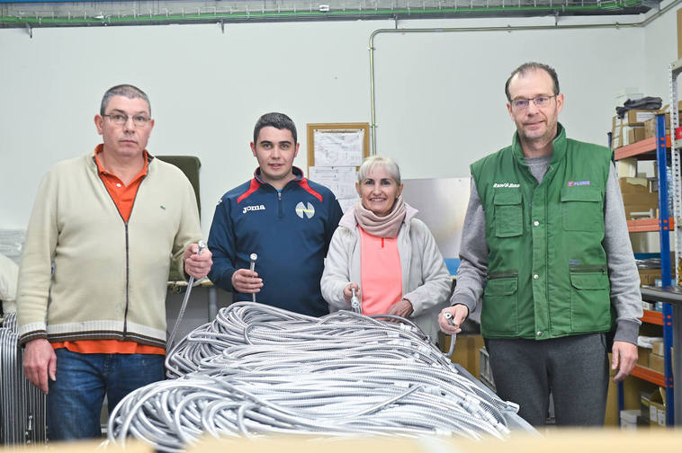 Juan Carlos Lora, su hijo Roberto, su mujer María Ángeles y su cuñado Juan Manuel hacen el 90% de los flexos de ducha de Europa y de gran parte del mundo