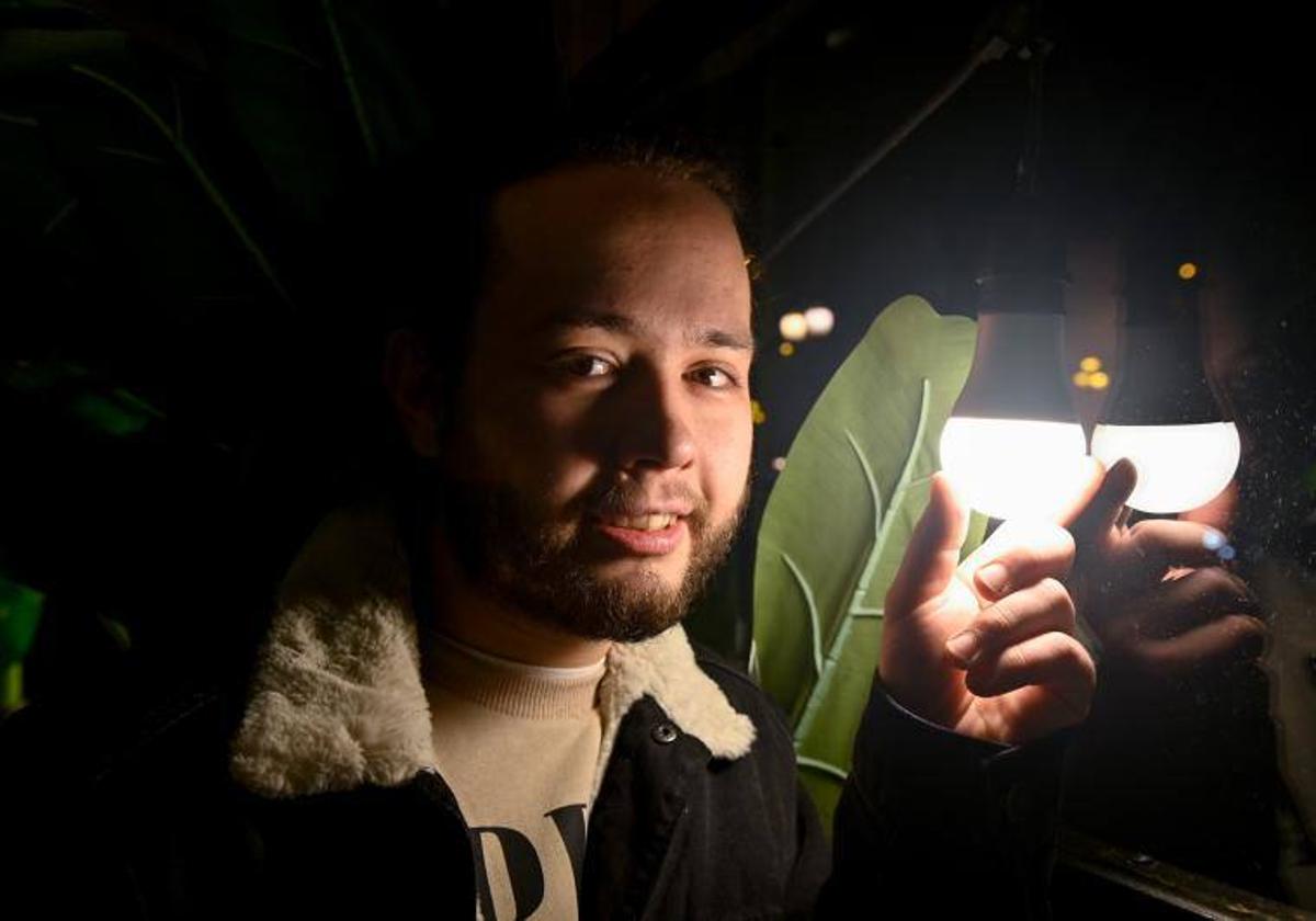 Diego Alarcos, técnico de iluminación de espectáculos.