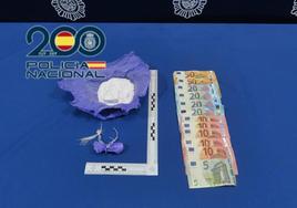 Dinero en efectivo y sustancias estupefacientes intervenidas a las detenidas.