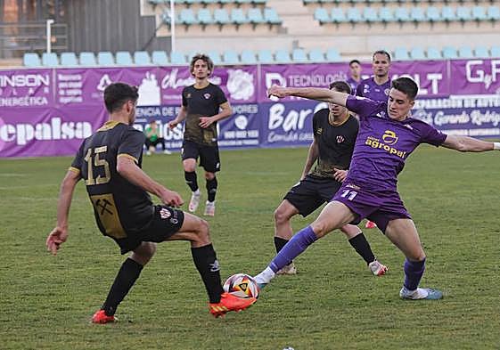 Samu disputa un balón a la defensa del Bembibre.