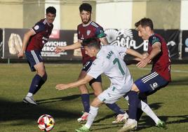 Fer Llorente presiona a un rival durante el partido de este domingo.