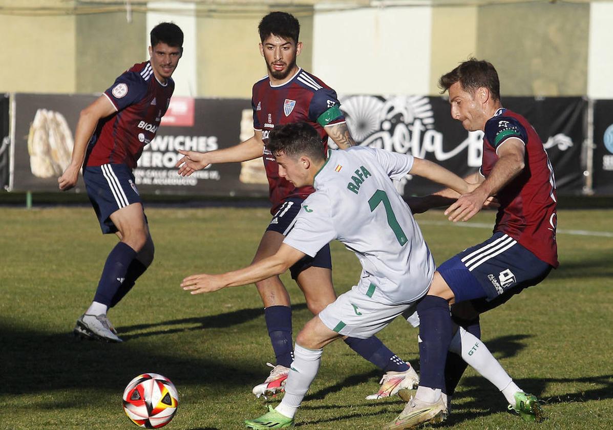 Fer Llorente presiona a un rival durante el partido de este domingo.