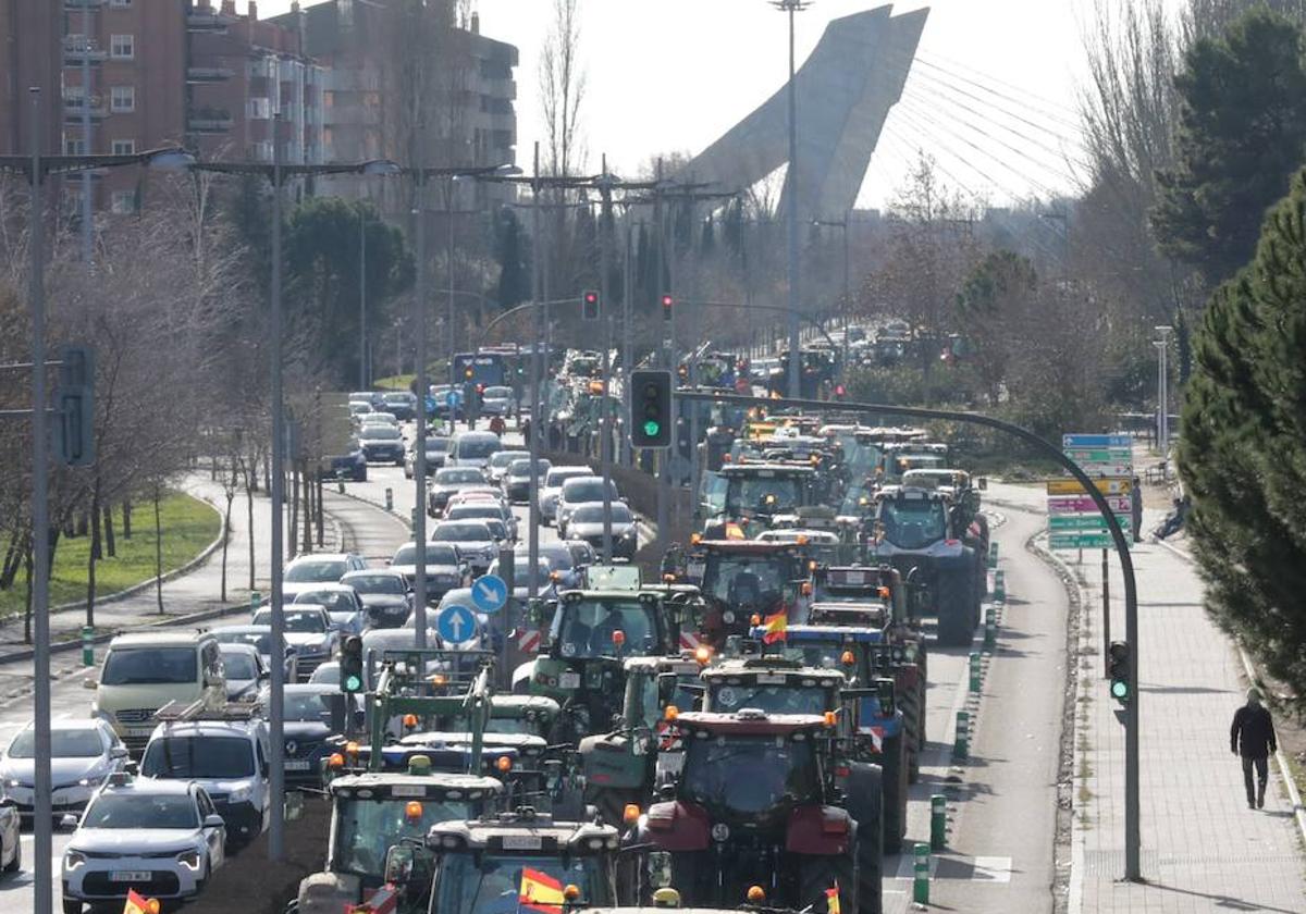 Los tractores colapsan el tráfico en Valladolid durante el pasado viernes.