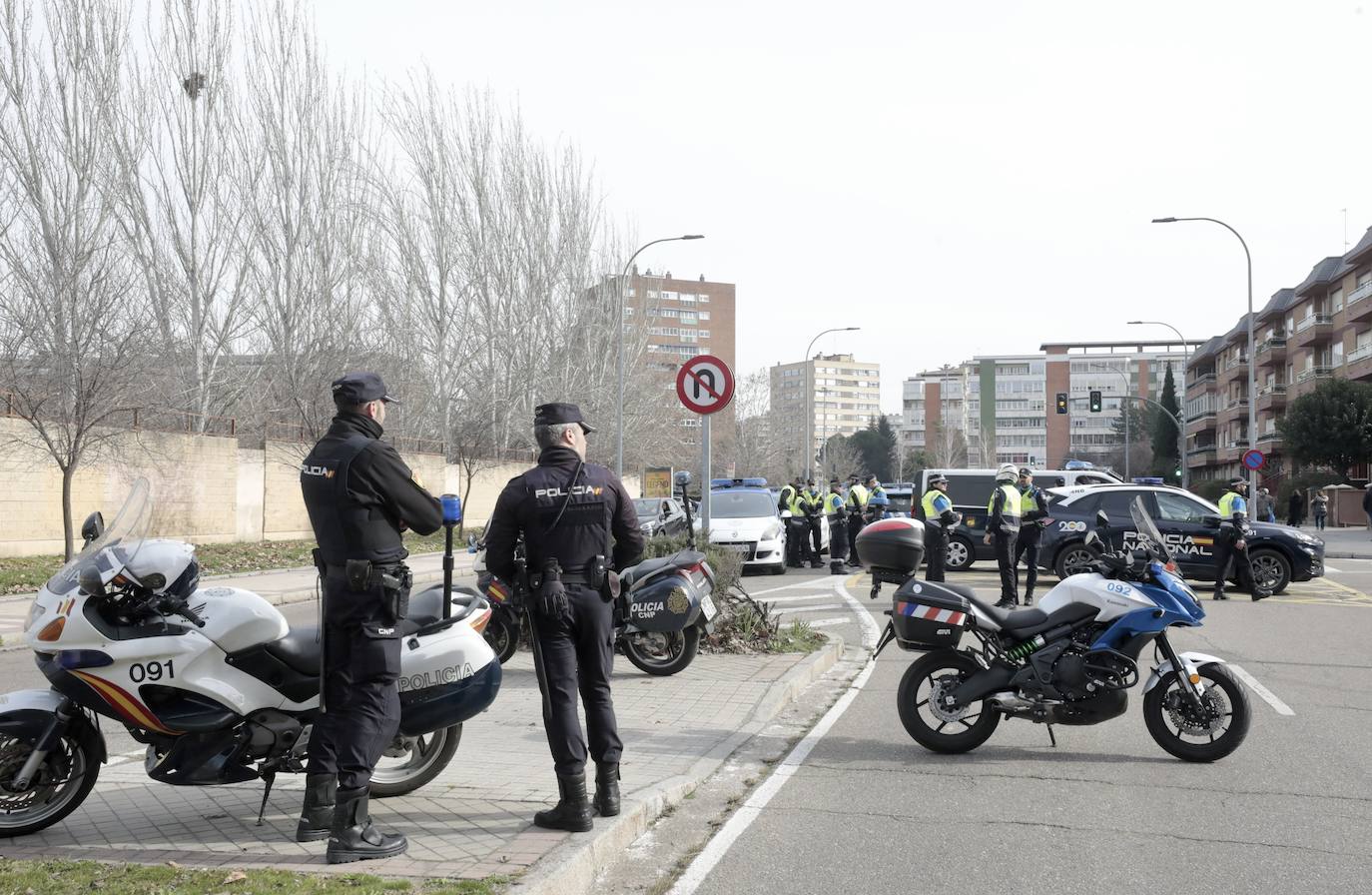 Agentes de la Policía Local, en la inmediaciones de la Consejería de Agricultura.