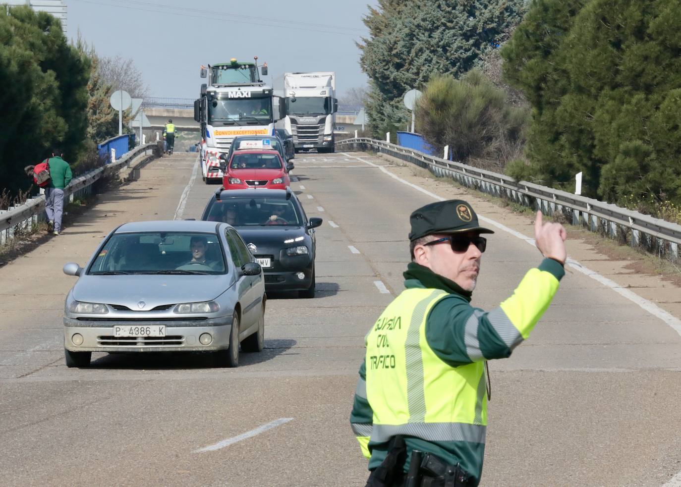 Un agente de la Guardía Civil en uno de los atascos.