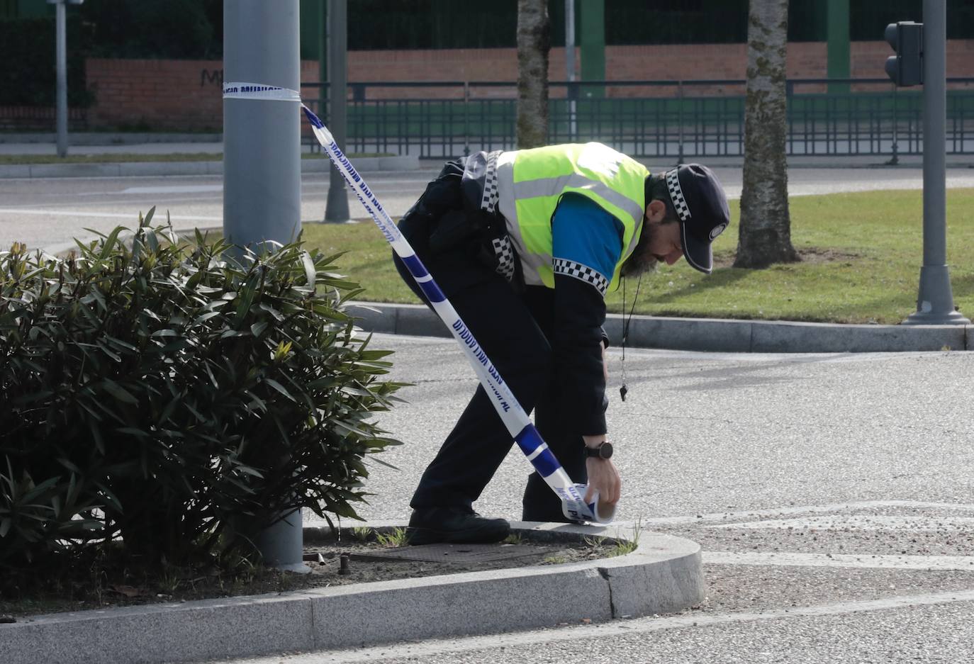 Policía local acordonando una de las zonas afectadas por la tractorada.