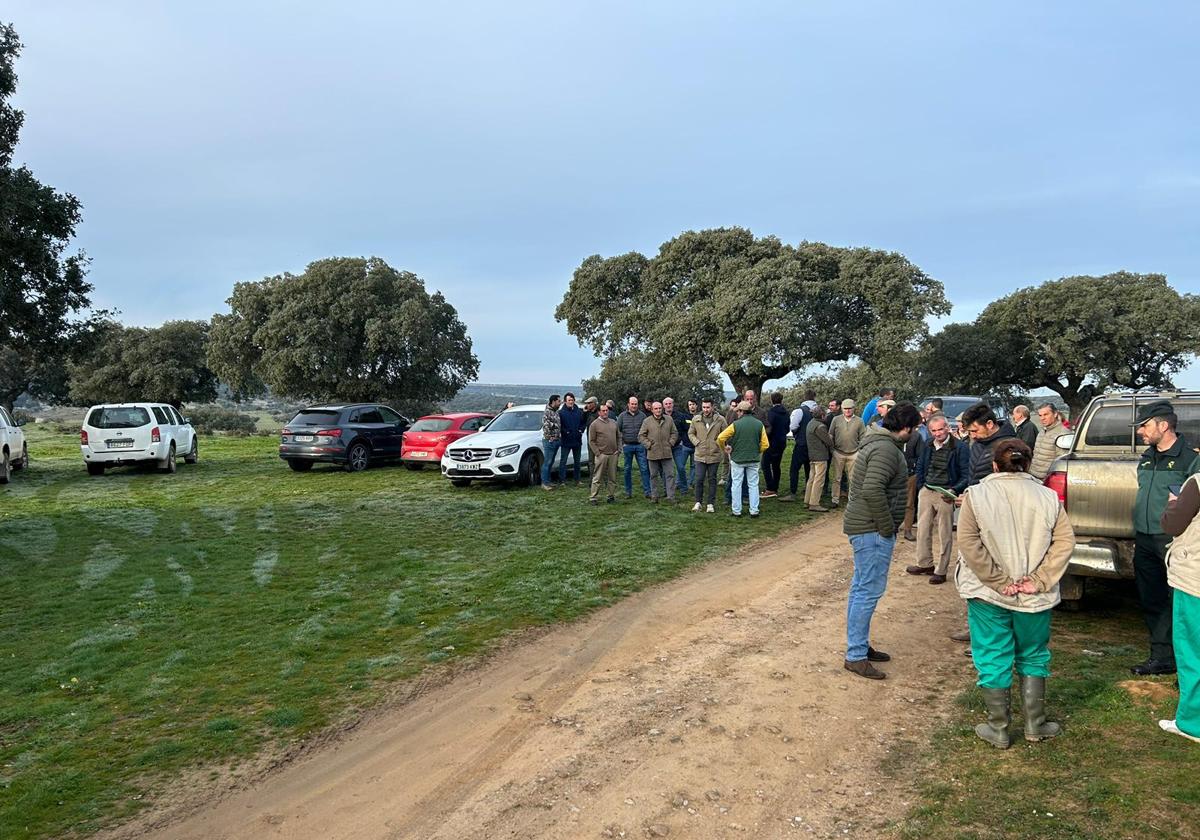 Los ganaderos, concentrados a la puerta de una de las fincas donde han parado el saneamiento.