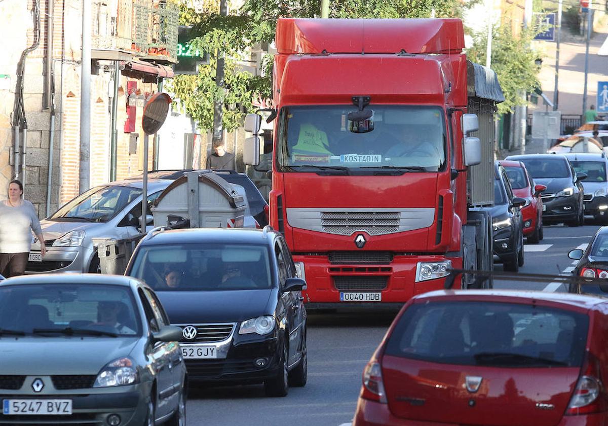 Vehículos cruzan la travesía de San Rafael.