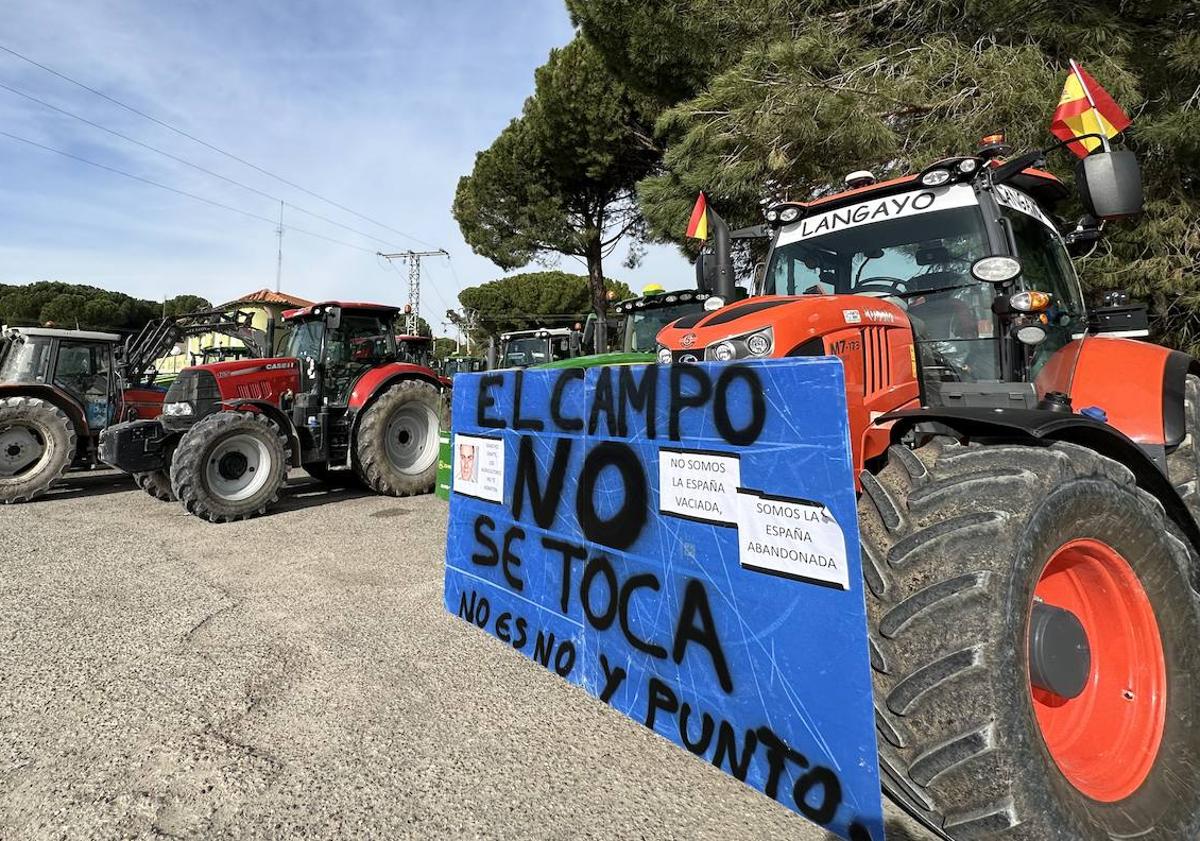 Imagen principal - Los tractores, en la Avenida de Salamanca, y parados en un aparcamiento en el camino de la N-122.