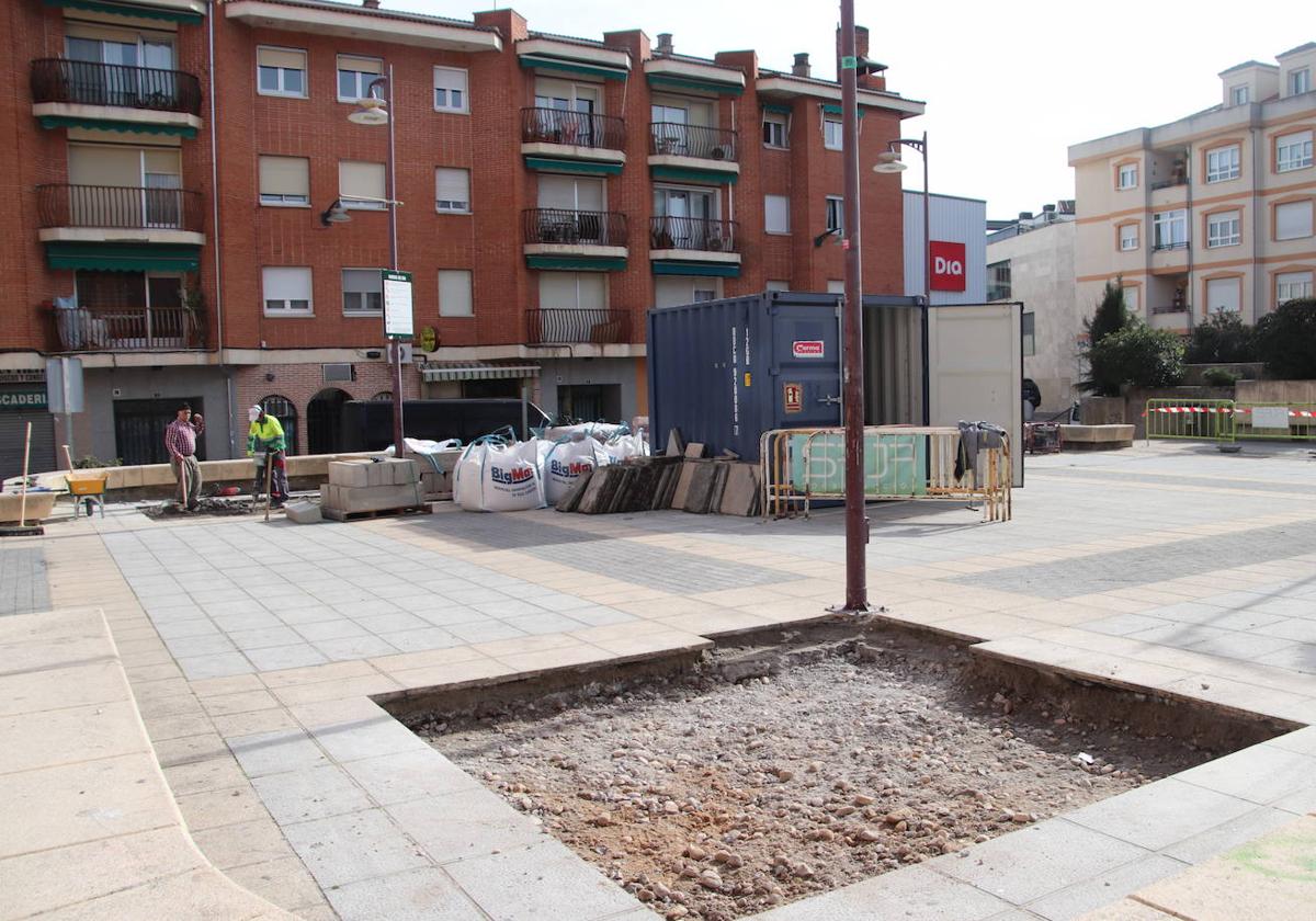 Inicio de las obras en la plaza de la Huerta Herrera.