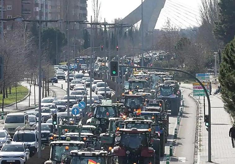 Los tractores colapsan el tráfico en Valladolid durante el pasado viernes.