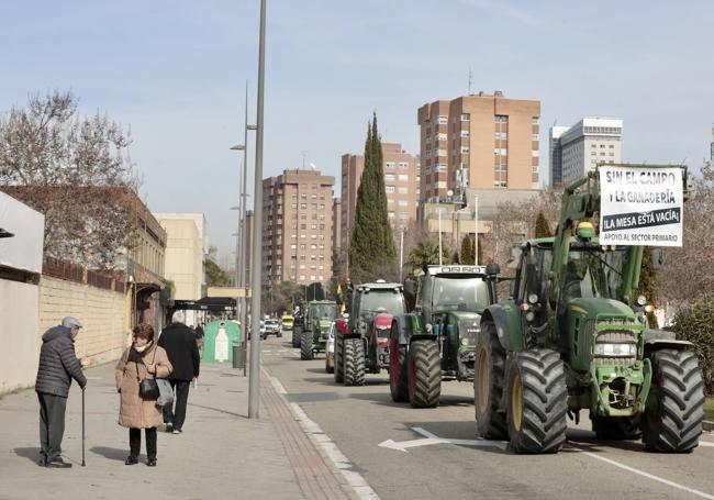 La tractorada a su paso por la Avenida Ramón Pradera