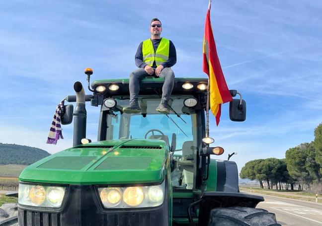 Javier Niño subido a la cabina de su tractor en la N-122