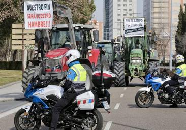 Más de cien tractores invaden Valladolid y colapsan los accesos