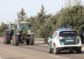 La Guardia Civil escolta a los tractoristas por la N-122, a la altura de Quintanilla.