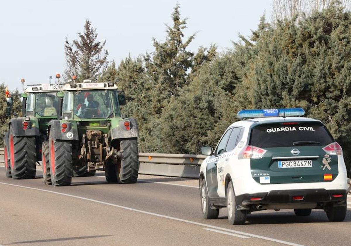 La Guardia Civil escolta a los tractoristas por la N-122, a la altura de Quintanilla.