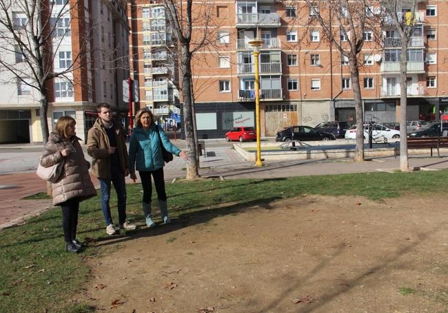 Álvaro Bilbao, con integrantes de la Asociación del Campo de la Juventud.