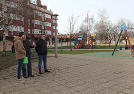 El concejal de Urbanismo visita uno de los parques del barrio del Carmen.