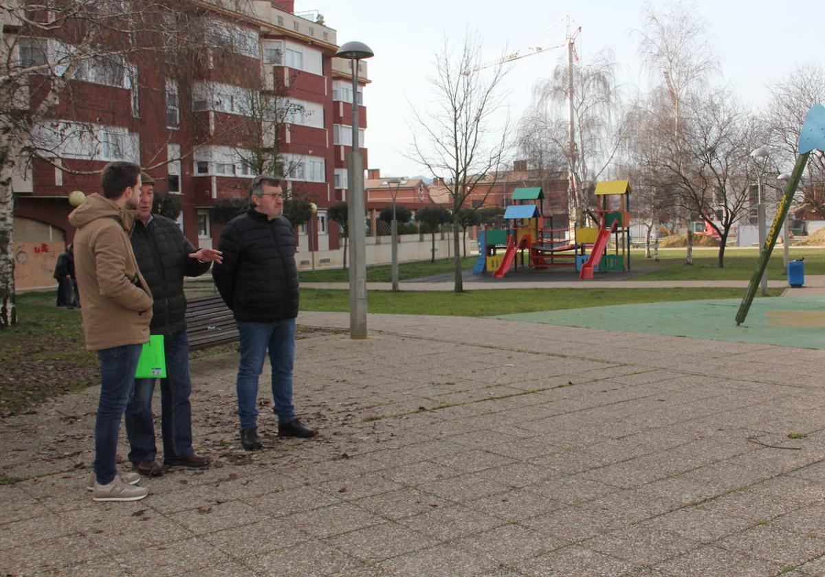 El concejal de Urbanismo visita uno de los parques del barrio del Carmen.