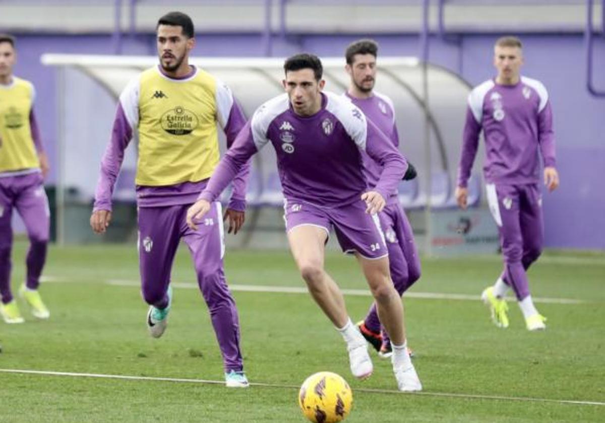 César Tárrega avanza con la pelota ante Lucas Oliveira (izquierda) durante el entrenamiento de este martes del Real Valladolid