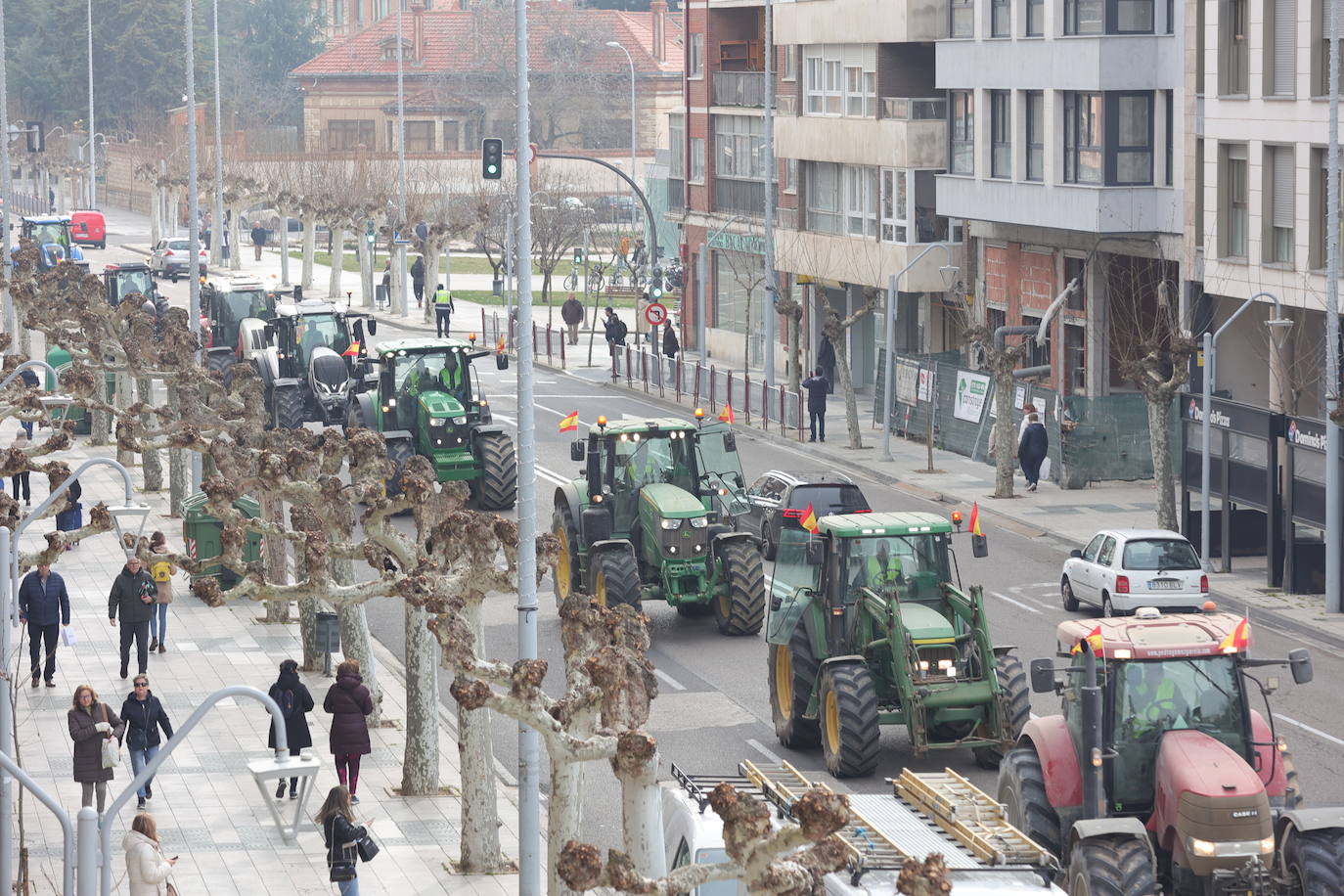 Una cadena de tractores cose la ciudad de Palencia