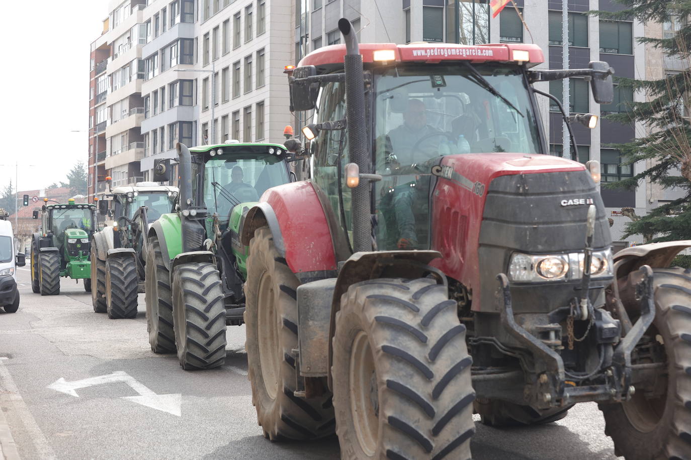 Una cadena de tractores cose la ciudad de Palencia