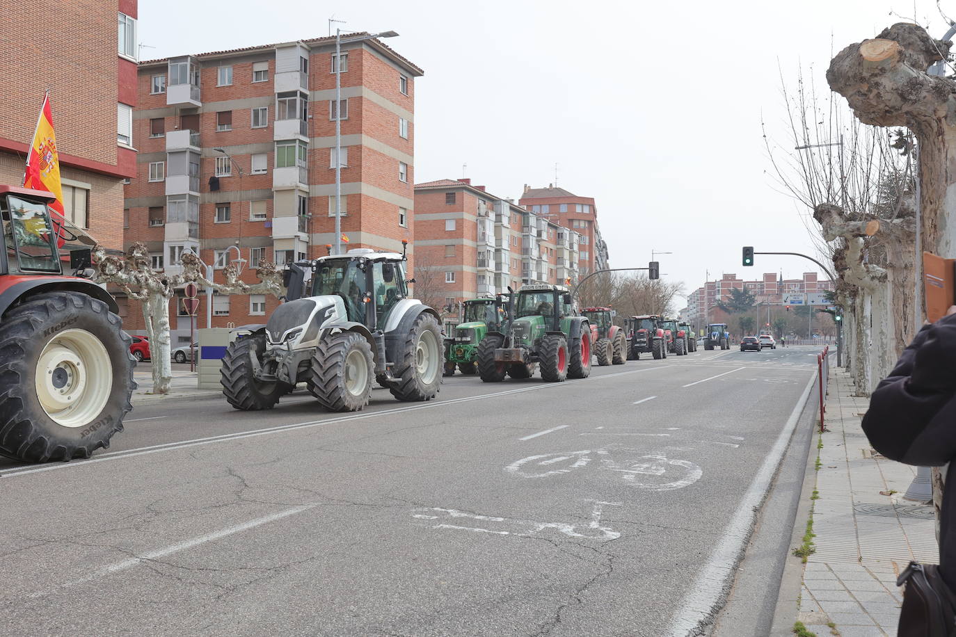 Una cadena de tractores cose la ciudad de Palencia