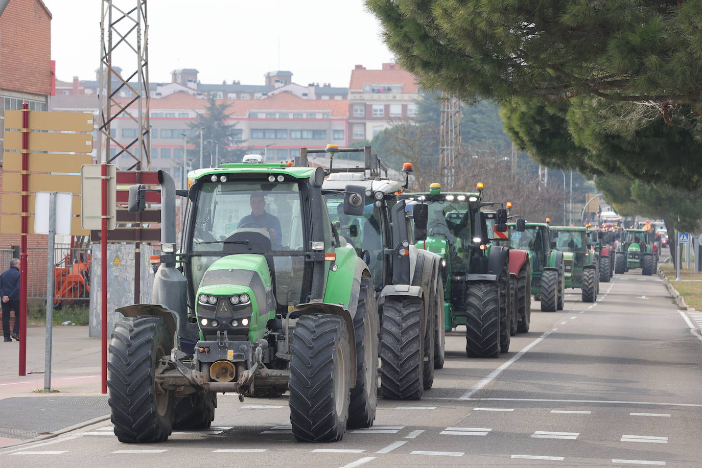 Una cadena de tractores cose la ciudad de Palencia