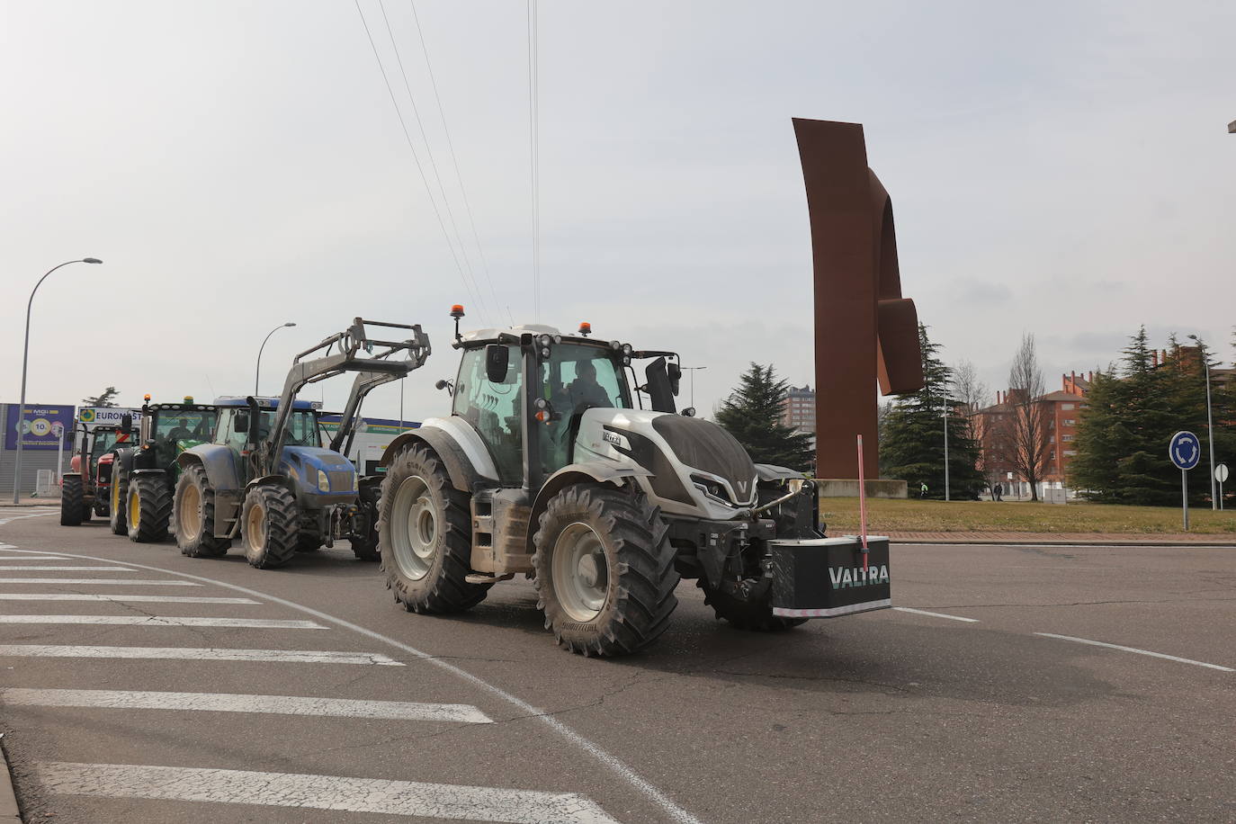 Una cadena de tractores cose la ciudad de Palencia