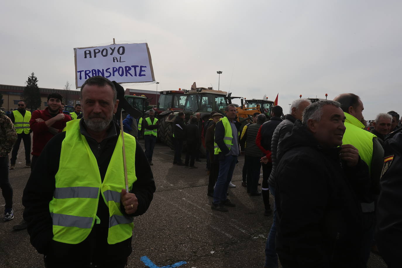 Una cadena de tractores cose la ciudad de Palencia