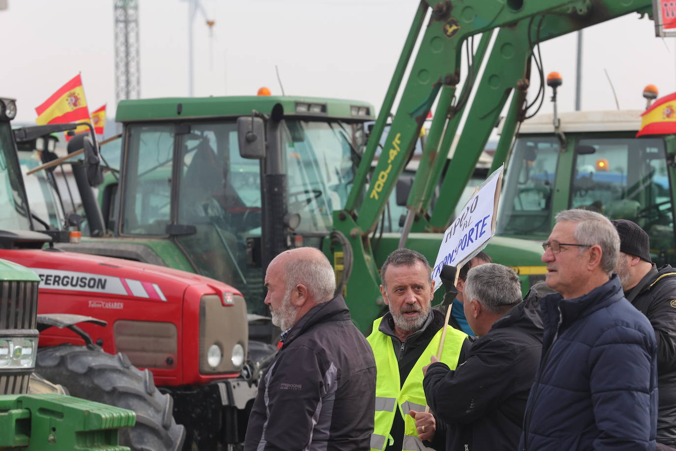 Una cadena de tractores cose la ciudad de Palencia