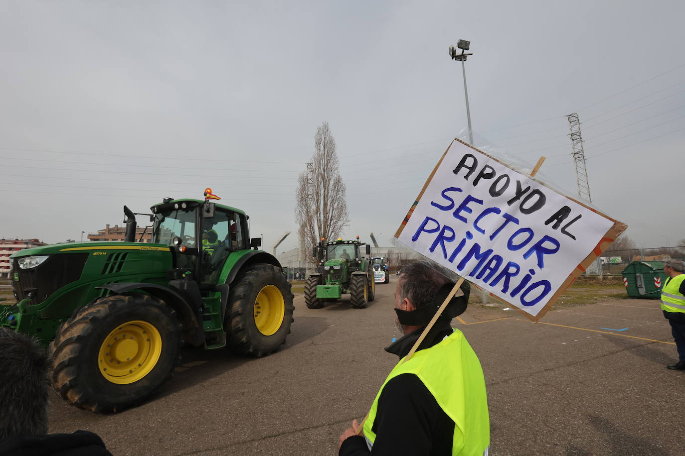 Una cadena de tractores cose la ciudad de Palencia