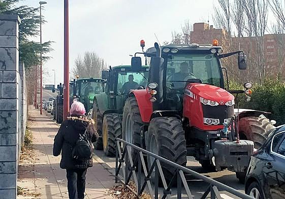 Varios tractoras, después de bajar por el viaducto de Daniel del Olmo.