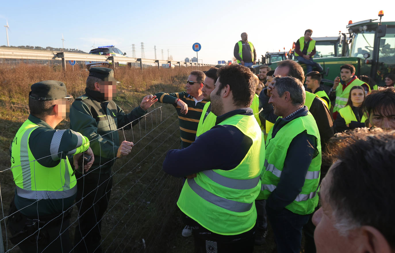Los agricultores cortan la autovía en la ronda de Palencia