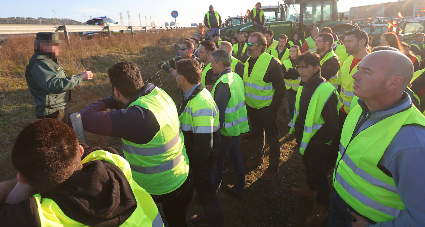 Los agricultores cortan la autovía en la ronda de Palencia