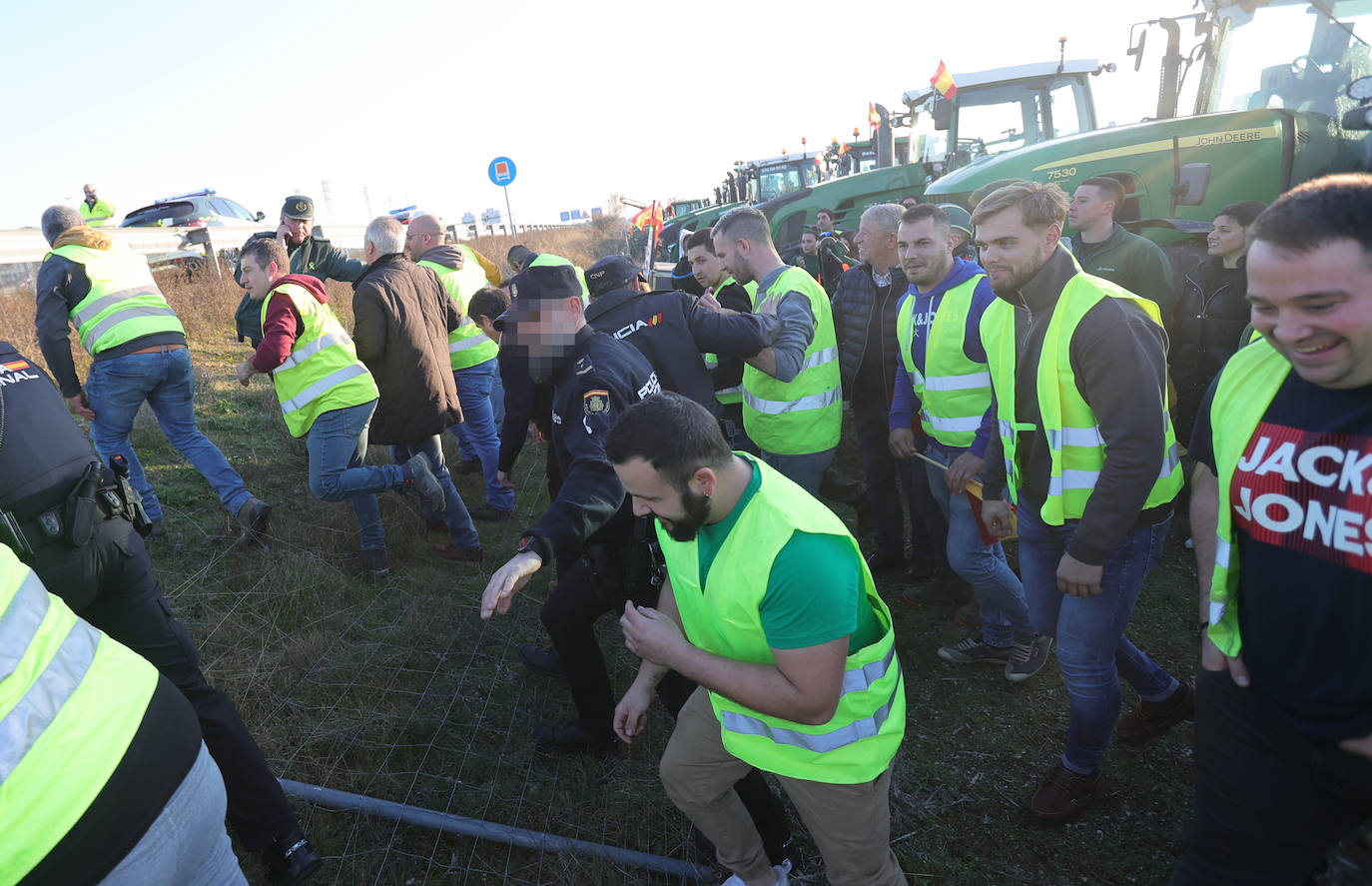 Los agricultores cortan la autovía en la ronda de Palencia