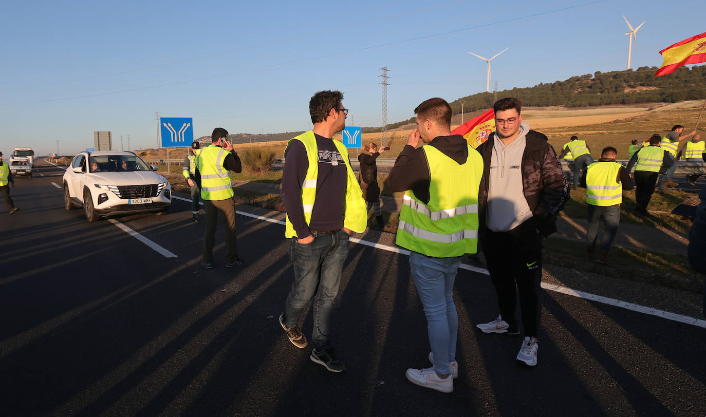 Los agricultores cortan la autovía en la ronda de Palencia