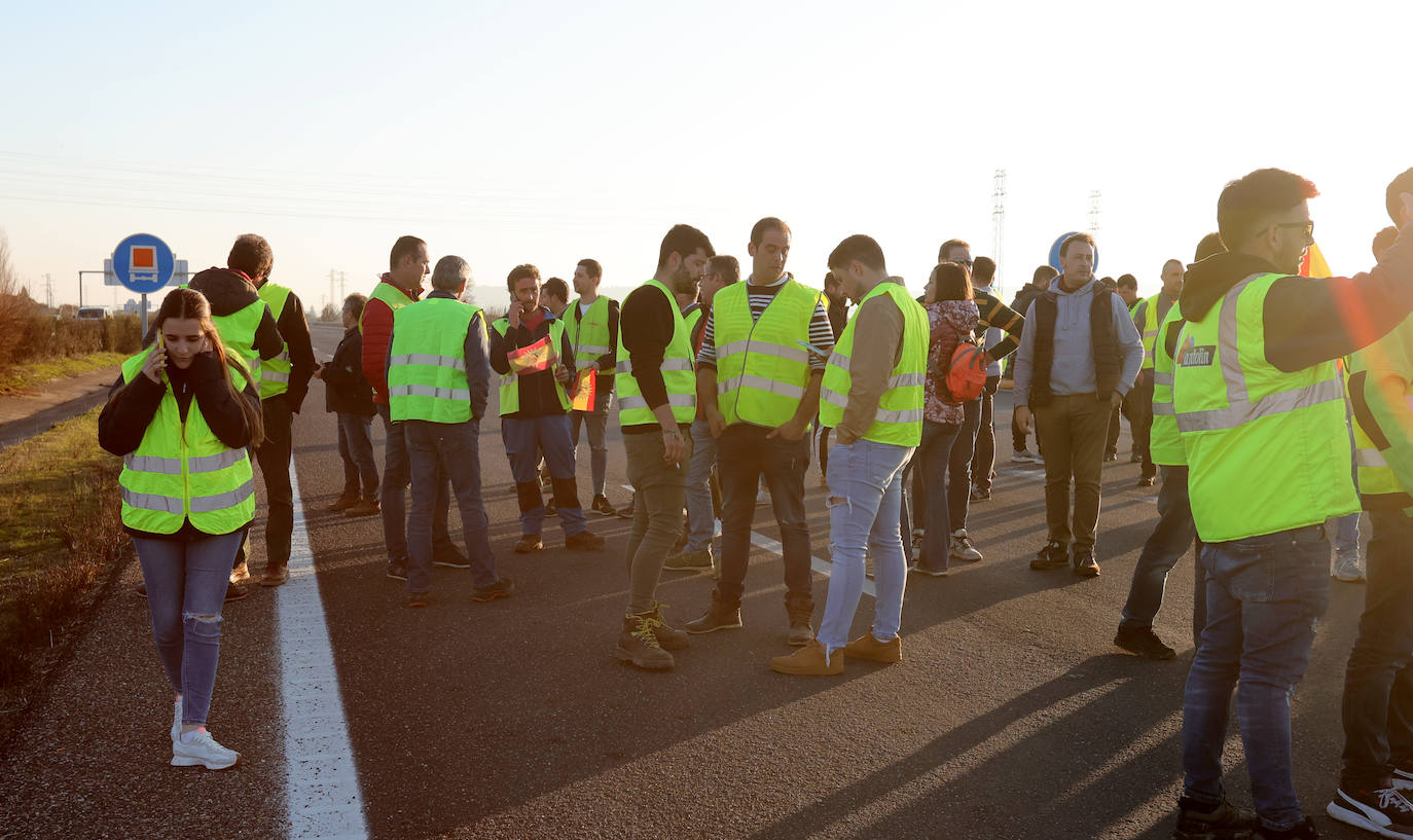 Los agricultores cortan la autovía en la ronda de Palencia