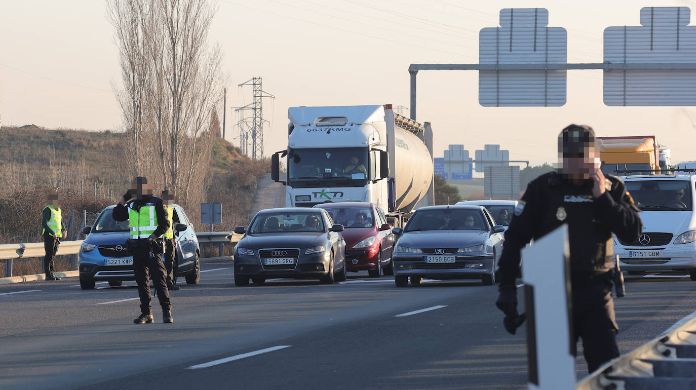 Los agricultores cortan la autovía en la ronda de Palencia