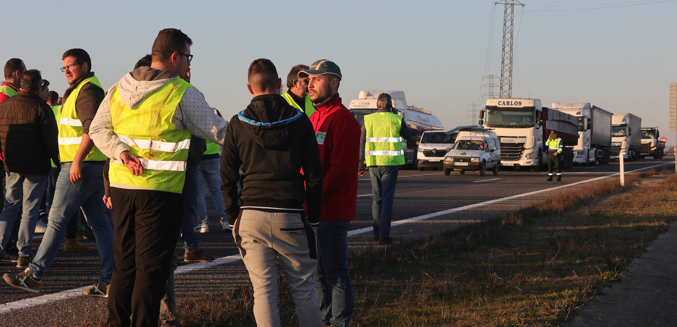 Los agricultores cortan la autovía en la ronda de Palencia