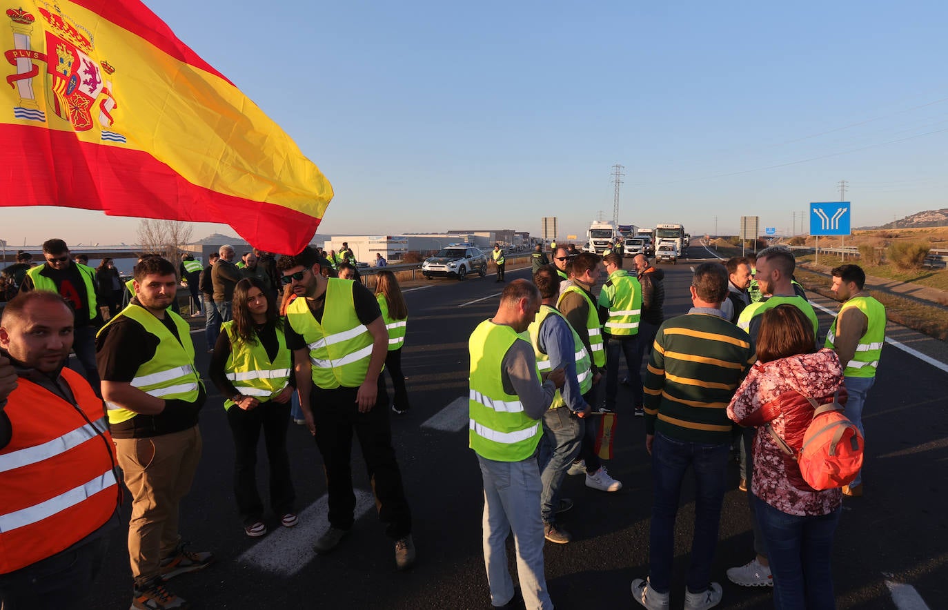 Los agricultores cortan la autovía en la ronda de Palencia
