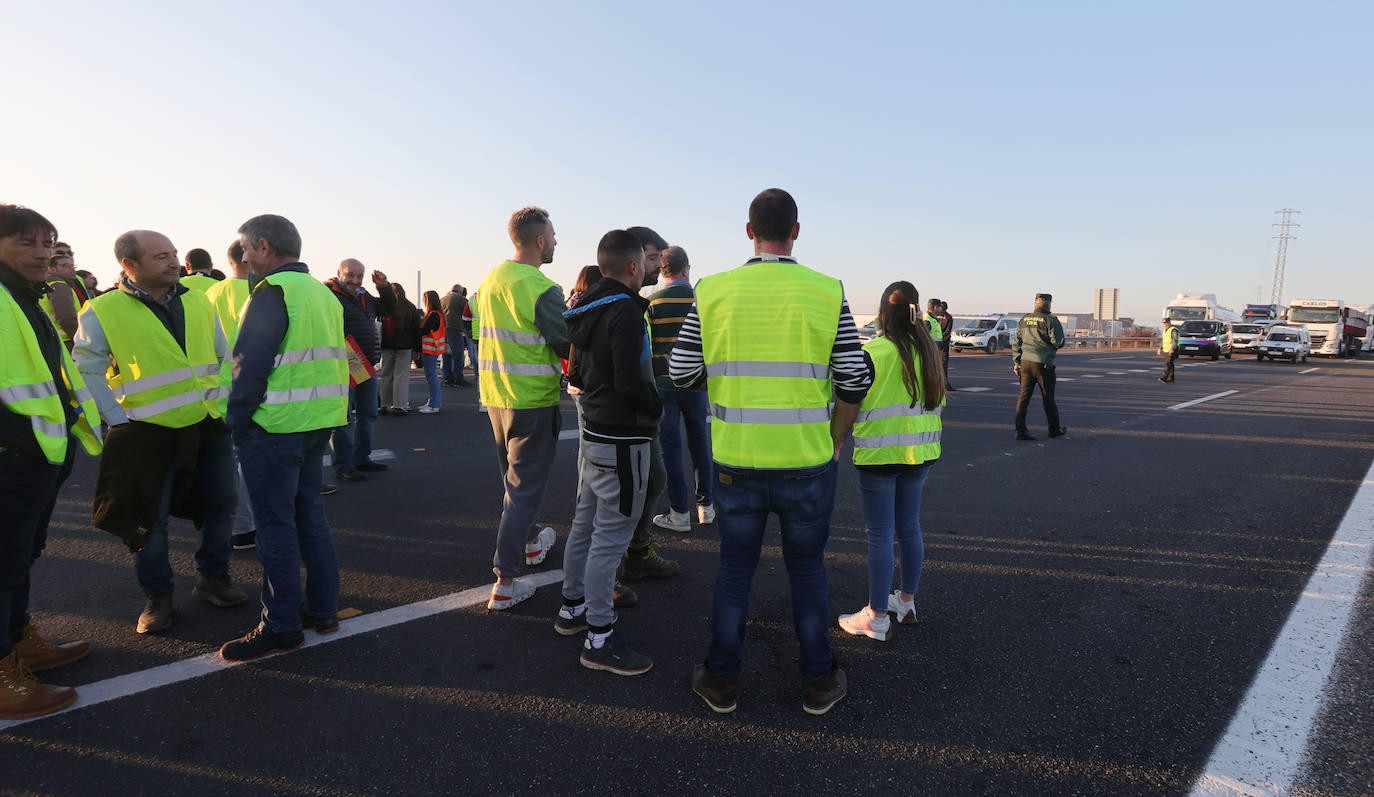 Los agricultores cortan la autovía en la ronda de Palencia