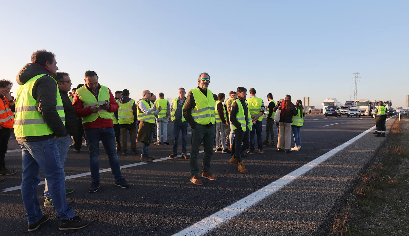Los agricultores cortan la autovía en la ronda de Palencia