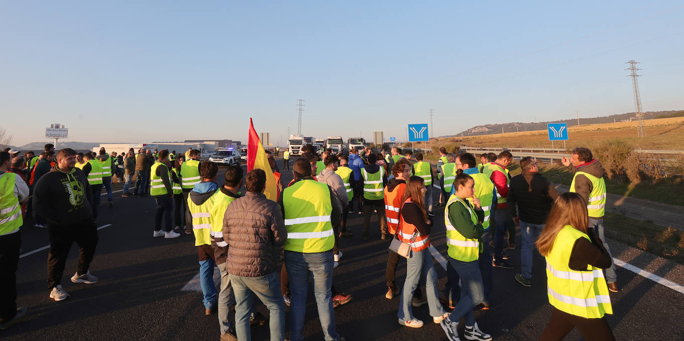 Los agricultores cortan la autovía en la ronda de Palencia