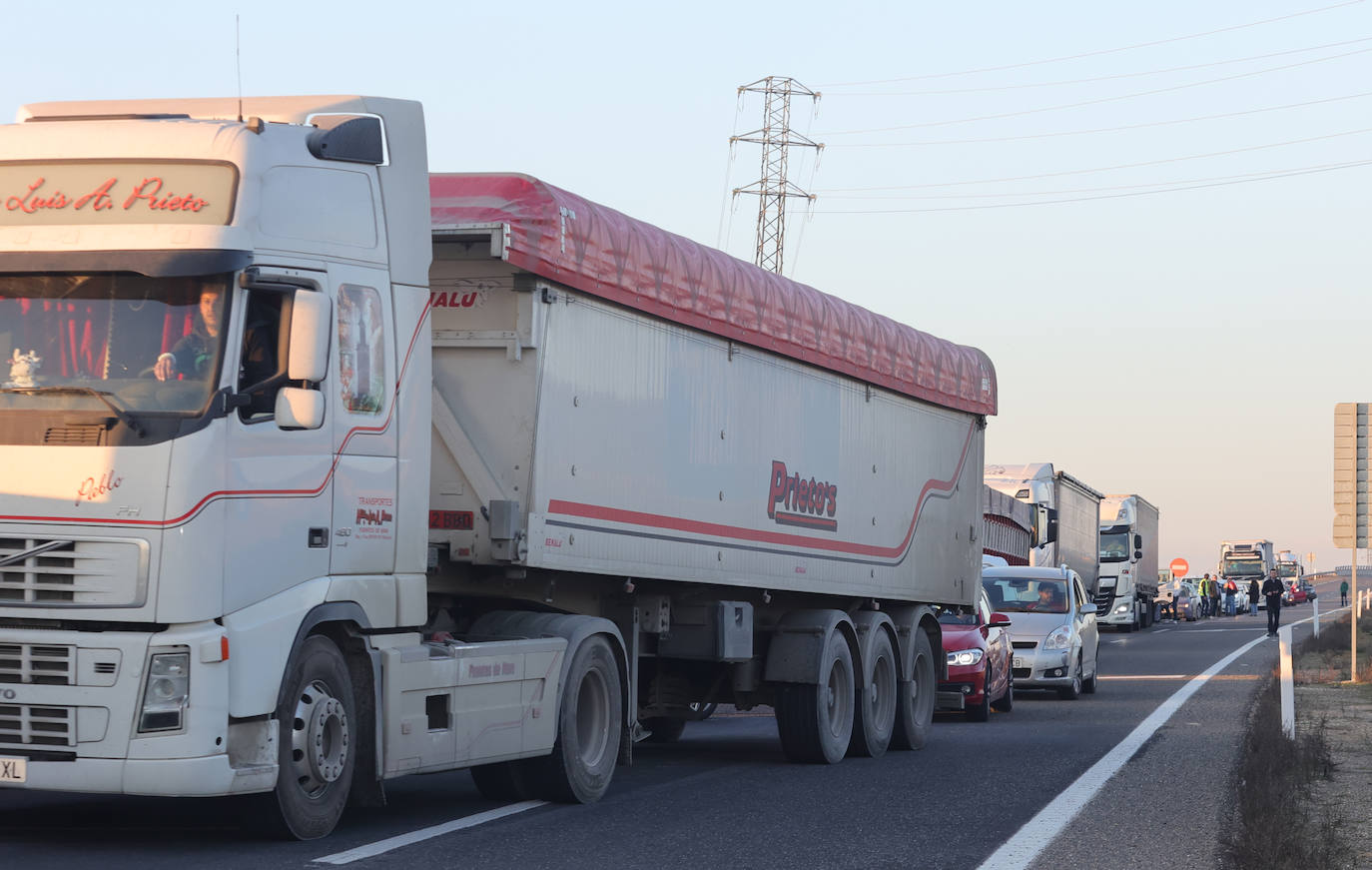 Los agricultores cortan la autovía en la ronda de Palencia